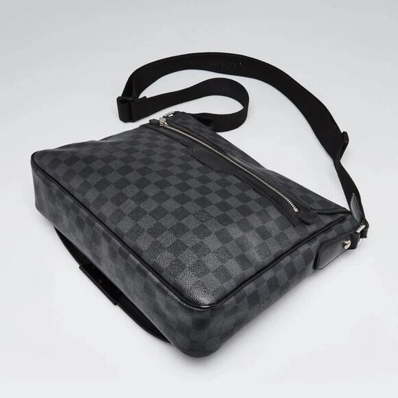 Louis Vuitton Damier Graphite Canvas Daniel MM Messenger Bag - Picture 3 of 11